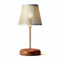 Lampada da tavolo in metallo con paralume a rete e base in legno 15 x 15 x 30cm